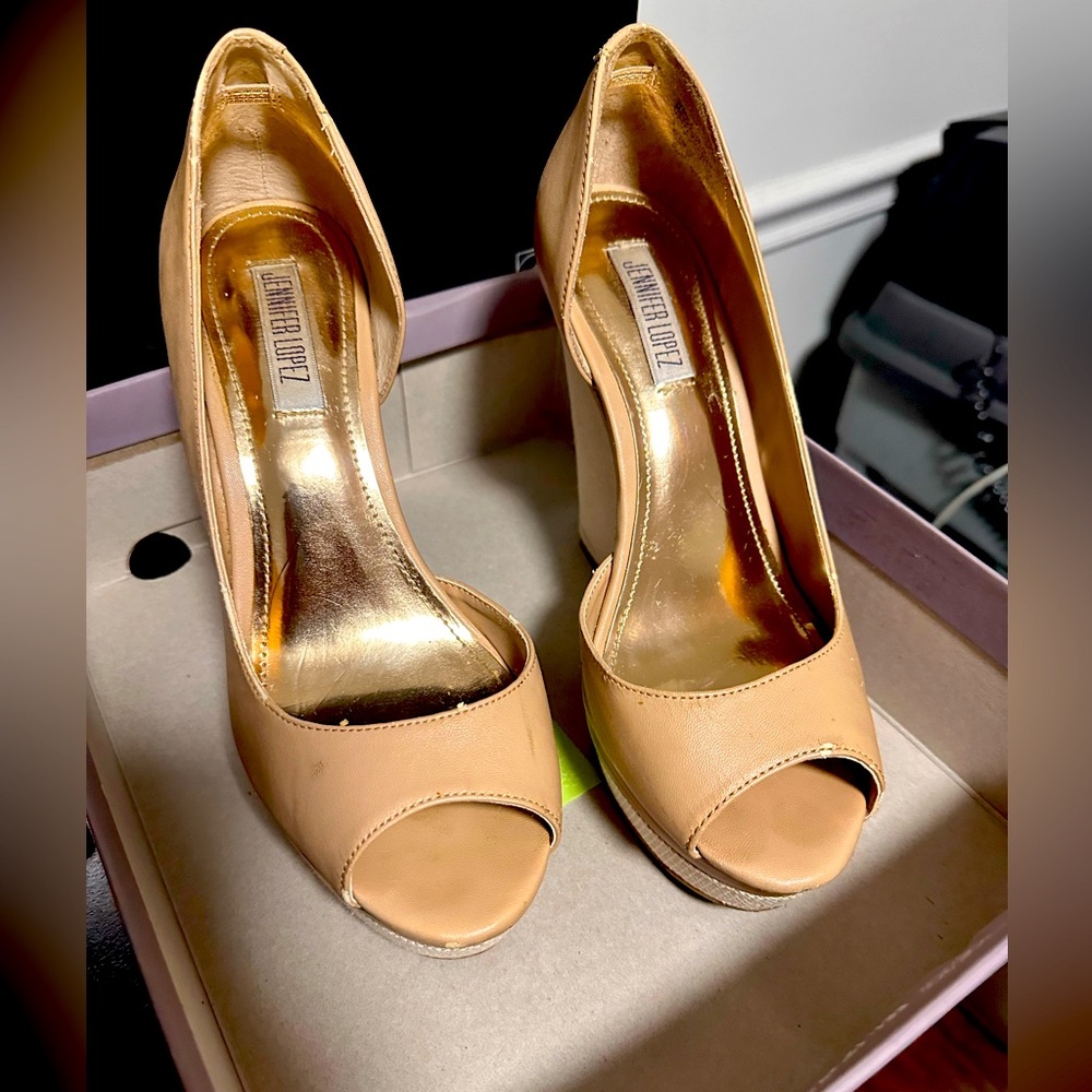 Elegant wedge sandal